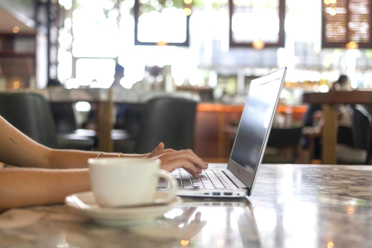 Équipe de consultants travaillant sur une stratégie financière collaborative