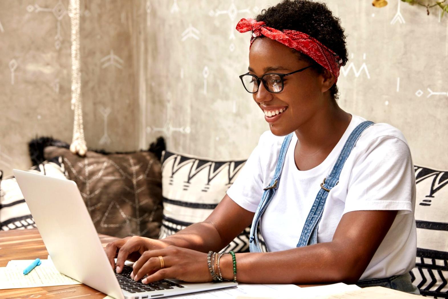 Espace de travail moderne avec outils d'analyse et communication