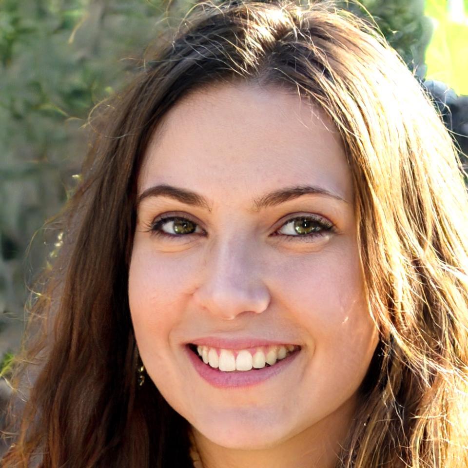 Portrait de Inès Gharbi, consultante financière