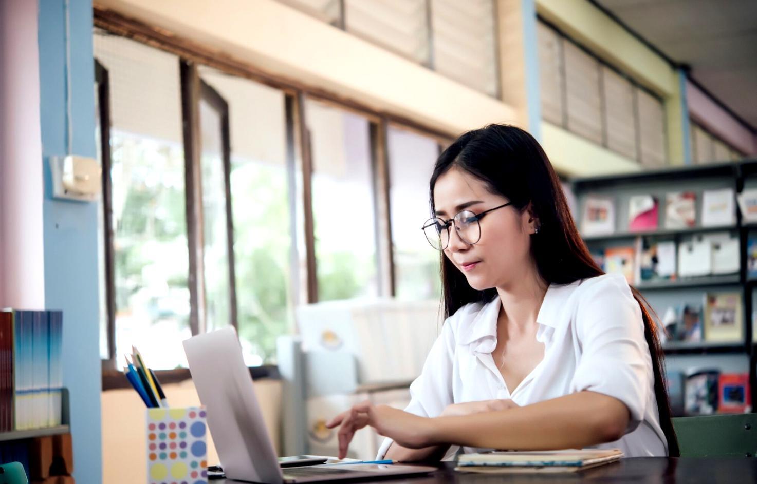 Session de travail en équipe sur des analyses financières