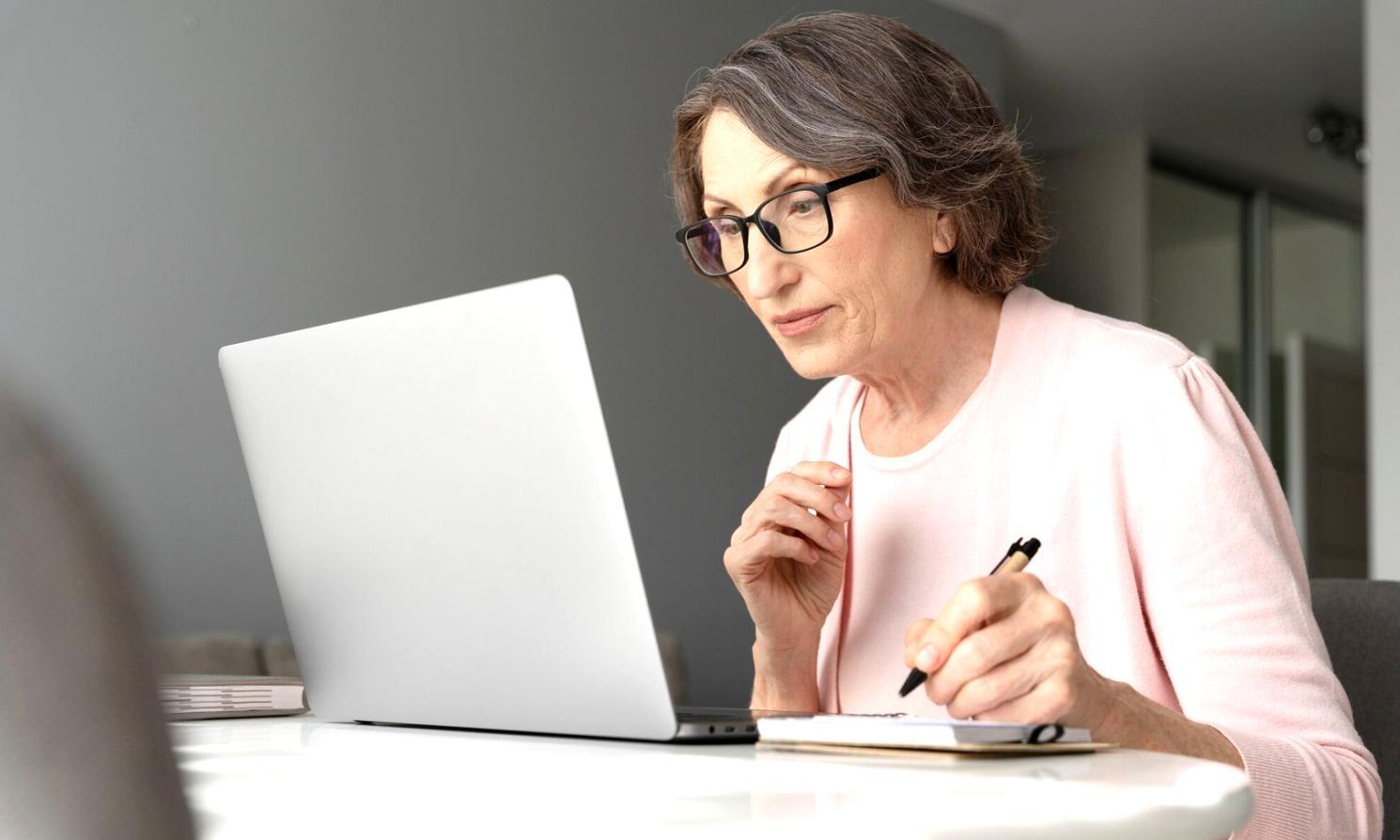 Étudiants travaillant sur des analyses financières